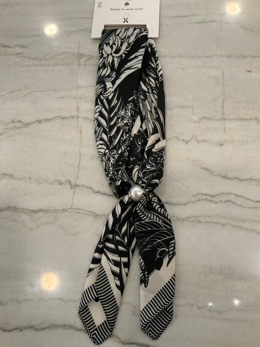 Black and White Tropical Magnetic Scarf